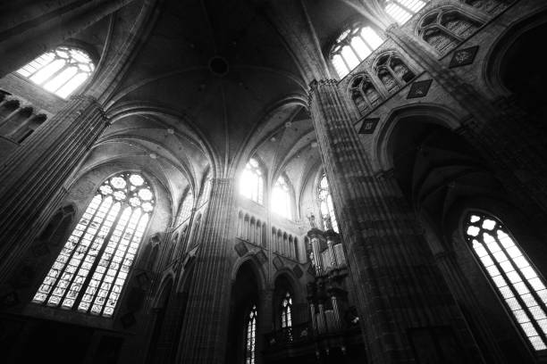 interno di sint-walburgakerk a veurne, belgio - church altar indoors dark foto e immagini stock