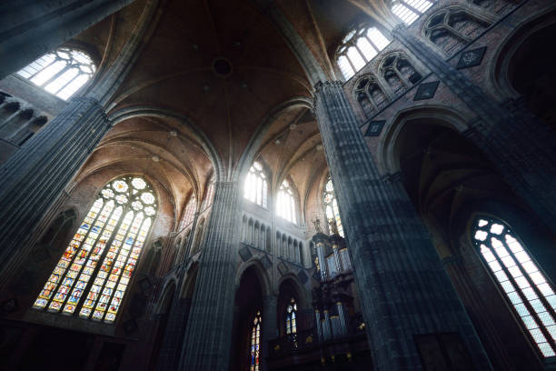 interno di sint-walburgakerk a veurne, belgio - church altar indoors dark foto e immagini stock