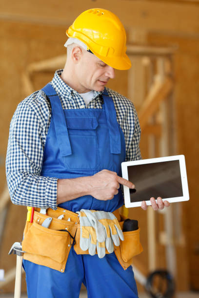 arbeiter zeigt an einem tablet arbeitet - building contractor computer internet construction worker stock-fotos und bilder