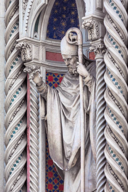 istock Sculpture on Florence Cathedral facade 911791562