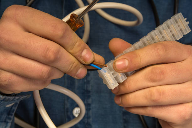 istock electrician in trouble 911805814
