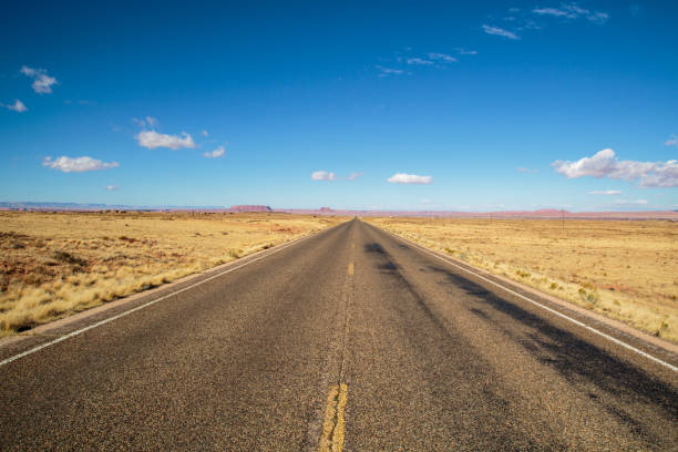 Autostrada del deserto vuota - foto stock