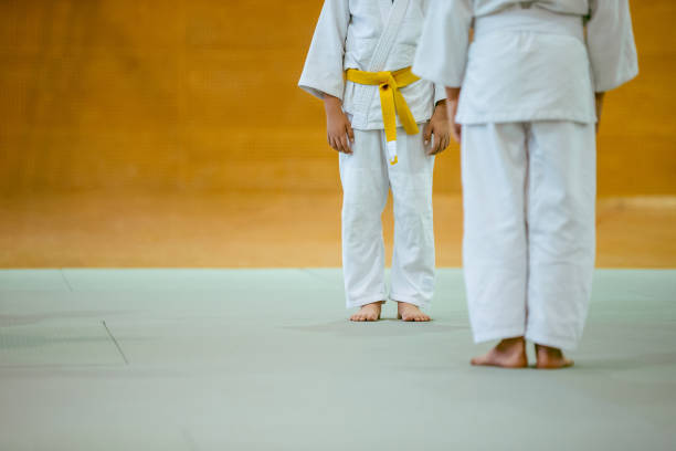 zwei jungen während des übens judo - vitality innocence clothing human age stock-fotos und bilder