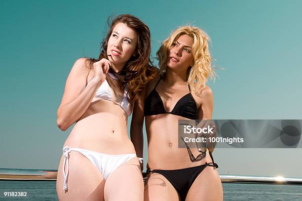 Chicas En Bikini En El Bote Foto de stock y más banco de imágenes de Vista de frente - Vista de frente, Yate, 20 a 29 años