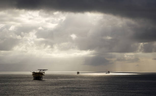 오프쇼어 삭구를 장비하다 - oil rig sea oil storm 뉴스 사진 이미지