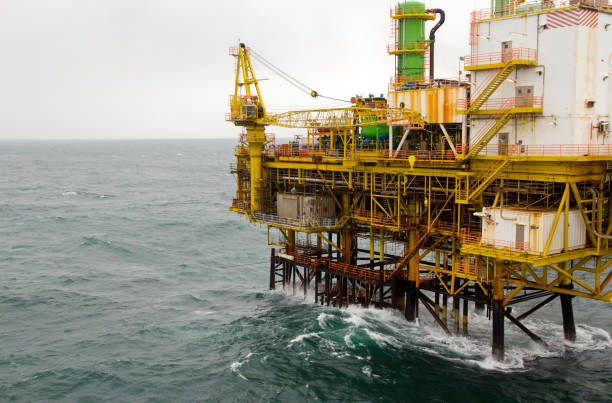 impianto offshore - oil rig sea oil storm foto e immagini stock