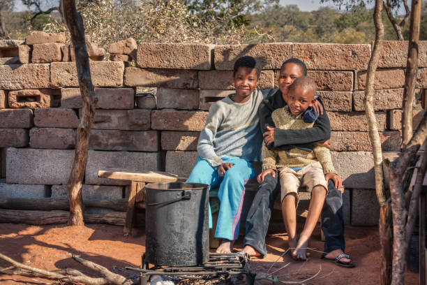 famille africaine - africa child village smiling photos et images de collection