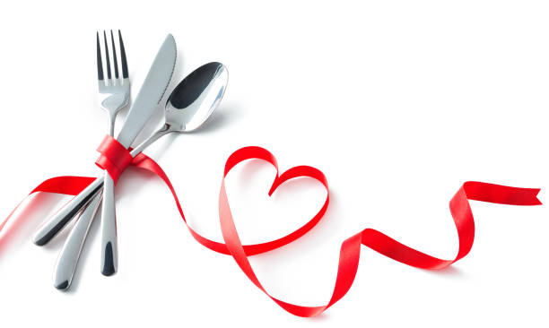couteau, cuillère, fourchette de valentine, argenterie avec ruban rouge en forme de cœur - manche de baseball photos et images de collection