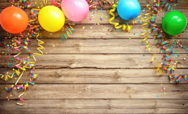 colorido carnaval o fiesta marco de globos, serpentinas y confeti en tablero de madera rústico - fasching fotografías e imágenes de stock