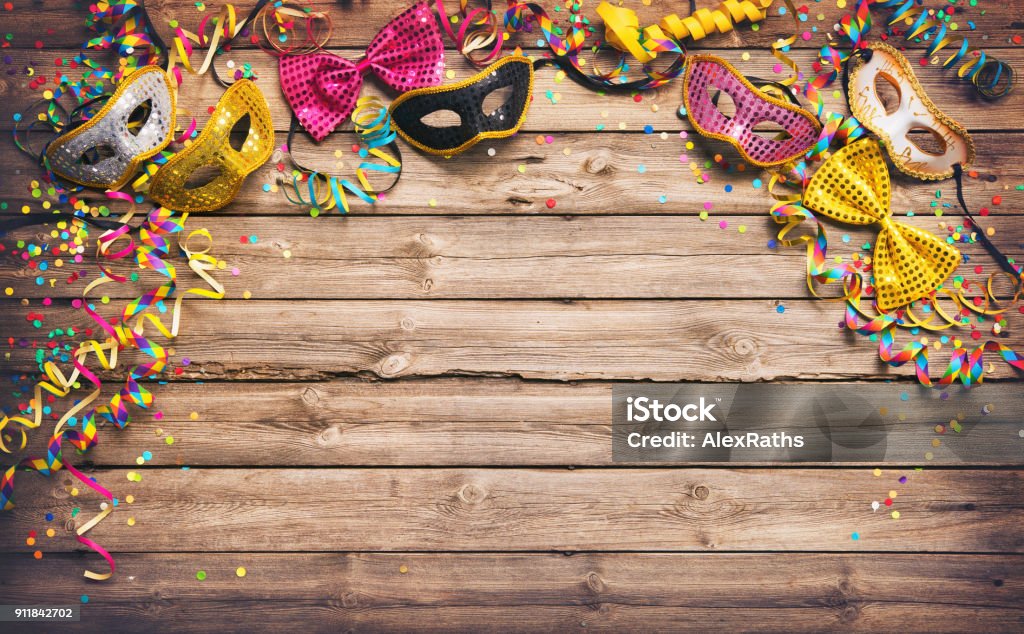 Coloré cadre carnaval ou la fête des masques, des serpentins et des confettis - Photo de Mardi Gras - Carnaval libre de droits