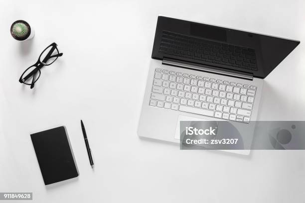 Elegante Tavolo Da Tavolo Minimalista Con Laptop Cactus Occhiali Notebook E Penna Spazio Di Lavoro Di Blogger Studenti Liberi Professionisti - Fotografie stock e altre immagini di Top - Capo di vestiario