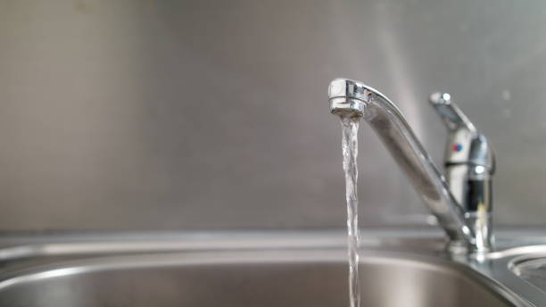 water running from a tap - faucet imagens e fotografias de stock