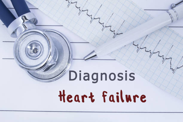 diagnose der herzinsuffizienz. stethoskop oder phonendoscope zusammen mit art ekg liegen auf krankengeschichte mit titel diagnose herzinsuffizienz. medizinisches konzept für kardiologie und innere medizin - document healthcare and medicine stethoscope history stock-fotos und bilder