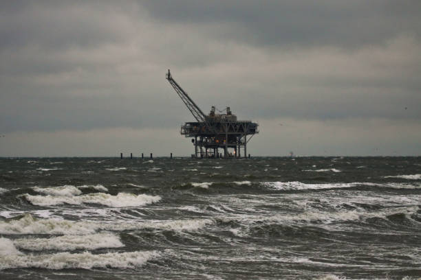 offshore-öl-bohrinsel im stürmischen winterabend - oil rig sea oil storm stock-fotos und bilder