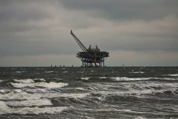 offshore oil rig nella burrascosa serata invernale - oil rig sea oil storm foto e immagini stock