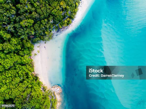 Einen Tollen Blick Auf Den Strand Mit Blauem Wasser Stockfoto und mehr Bilder von Strand