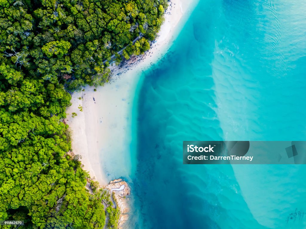 Vue aérienne de la plage avec de l’eau bleue - Photo de Plage libre de droits