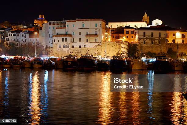 Ciudad Antigua De Termoli Foto de stock y más banco de imágenes de Noche - Noche, Agua, Aire libre