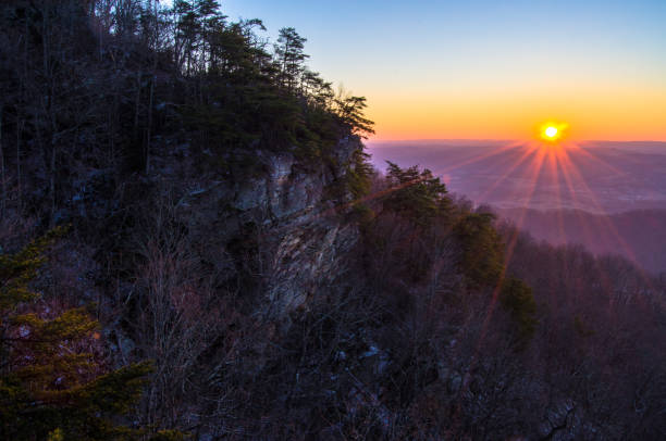 nascer do sol desde o auge no parque histórico nacional de cumberland gap - cumberland plateau - fotografias e filmes do acervo