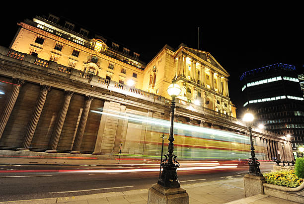 bank of england at night. - bank of england stok fotoğraflar ve resimler