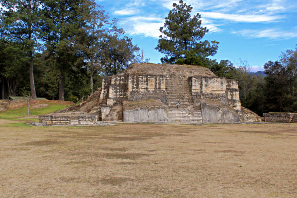 pirámide del templo de awilix - parque arqueológico de iximche - iximche fotografías e imágenes de stock