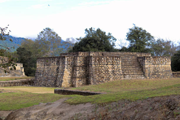 templo de la pirámide - el parque arqueológico iximché - iximche fotografías e imágenes de stock