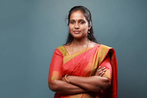 retrato de un indio de sur feliz tradicionalmente vestidos mujer - cultura hindú fotografías e imágenes de stock