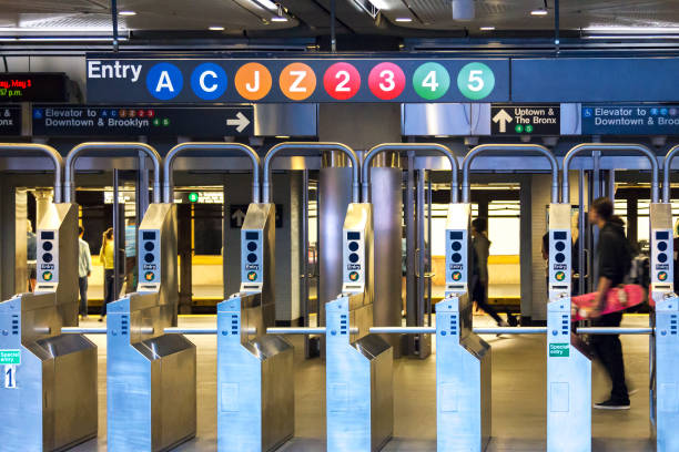 都心のマンハッタン、ニューヨーク市地下鉄の駅入り口 - ニューヨーク市クイーンズ区 ストックフォトと画像