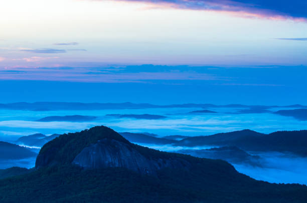 鏡岩の日の出 - looking glass rock ストックフォトと画像