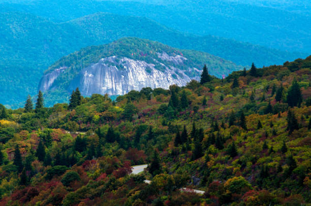 鏡岩の秋 - looking glass rock ストックフォトと画像