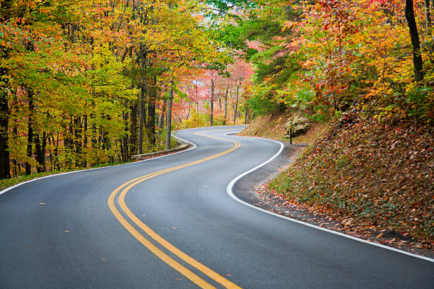 구불구불한 road - twisty road 뉴스 사진 이미지