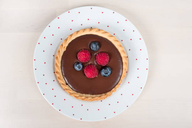 mini tartelette pour les amateurs de chocolat - tart dessert chocolate fruit photos et images de collection