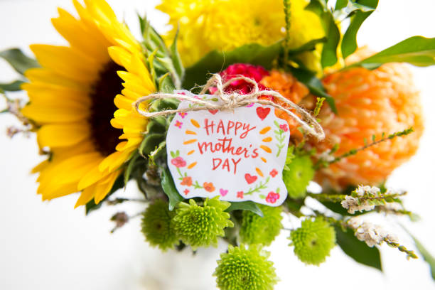 istock Mother's Day message with flowers 911929050