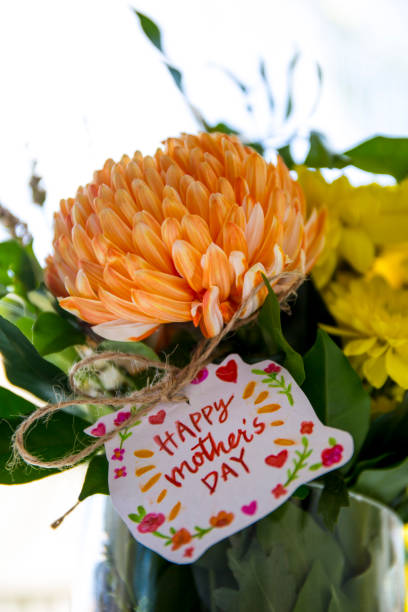istock Mother's Day message with flowers 911929236