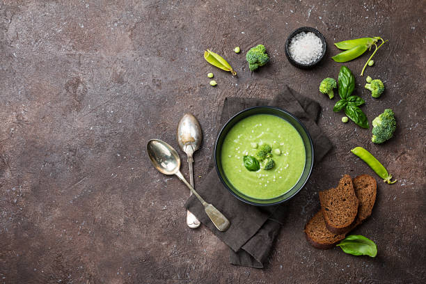 sopa de crema de bróculi - eating utensil green pea vegetarian food organic fotografías e imágenes de stock