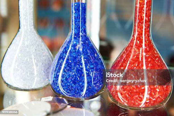 Bunte Kunststoff Granulat Polymer In Glas Stockfoto und mehr Bilder von Granulare Materie - Granulare Materie, Plastikmaterial, Bildhintergrund