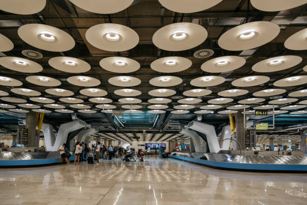 terminal de l’aéroport madrid barajas - madrid built structure house spain photos et images de collection