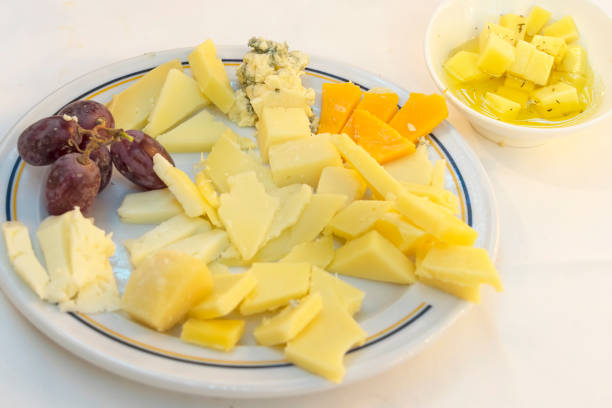prato de queijo com uvas vermelhas closeup - block portion part of french culture - fotografias e filmes do acervo