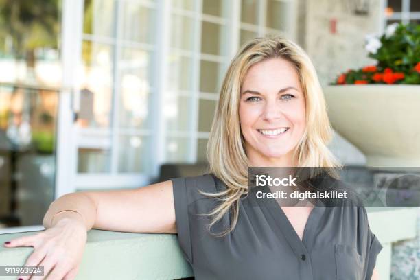 Retrato De Una Mujer Confía Sonriendo Foto de stock y más banco de imágenes de Mujeres maduras - Mujeres maduras, Mujeres, Pelo rubio