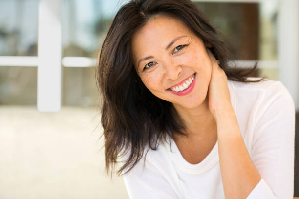 retrato de una mujer asiática sonriente. - living room elegance women long hair fotografías e imágenes de stock
