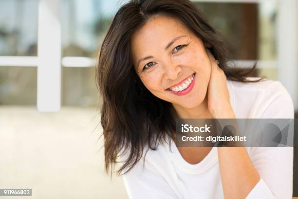 Photo libre de droit de Portrait Dune Femme Asiatique Souriante banque d'images et plus d'images libres de droit de Femmes - Femmes, Une seule femme, 40-44 ans