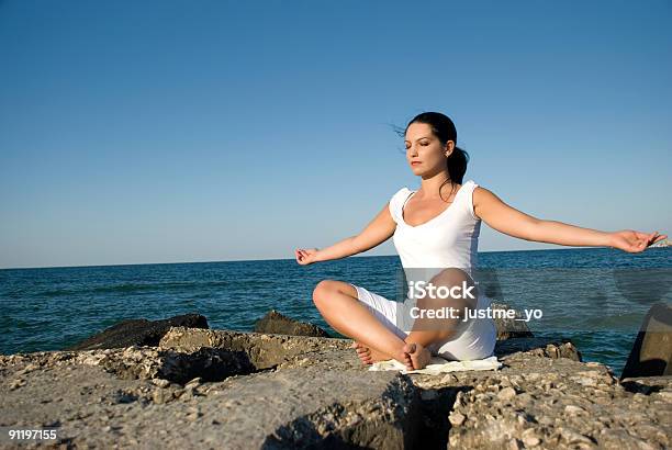 Yogastil Am Meer Stockfoto und mehr Bilder von Abgeschiedenheit - Abgeschiedenheit, Achtsamkeit - Persönlichkeitseigenschaft, Attraktive Frau