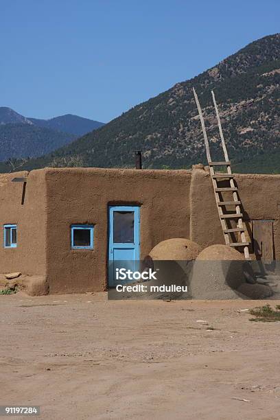 Foto de Pueblo Village Building Novo México e mais fotos de stock de Taos Pueblo - Taos Pueblo, Adobe, Culturas