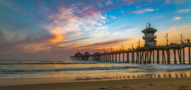 pôr do sol no cais de huntington beach, na califórnia - huntington beach - fotografias e filmes do acervo