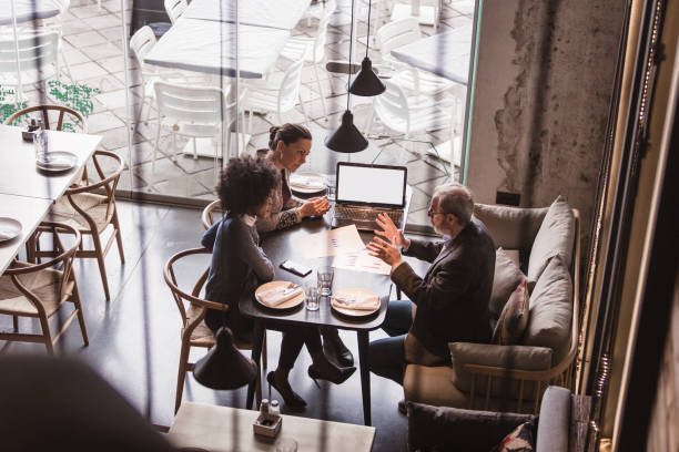 empresários com reunião em um restaurante. - restaurant review - fotografias e filmes do acervo