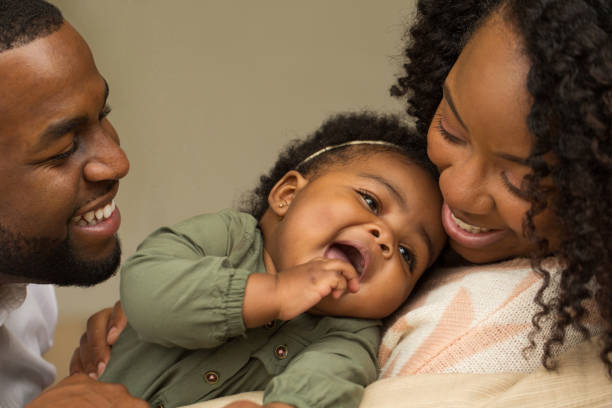 그들의 어린 소녀와 함께 행복 한 아프리카계 미국인 가족입니다. - mother baby new new life 뉴스 사진 이미지