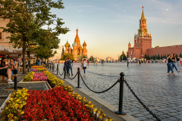 principais pontos turísticos de moscou: catedral de são basílio e praça vermelha, o kremlin de moscou. - russia red paving stone moscow russia - fotografias e filmes do acervo