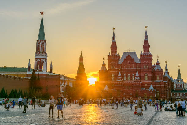 os principais pontos turísticos de moscou - red square, museu histórico e o kremlin de moscou - russia red paving stone moscow russia - fotografias e filmes do acervo