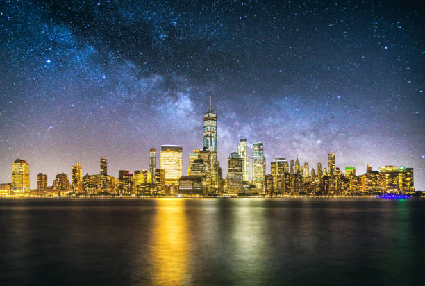 notte new york manhattan centro skyline riflessione via lattea - dramatic sky manhattan moody sky new york city foto e immagini stock