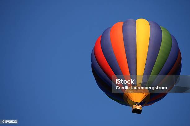 Balon Na Gorące Powietrze - zdjęcia stockowe i więcej obrazów Balon na ogrzane powietrze - Balon na ogrzane powietrze, Bezchmurne niebo, Bez ludzi